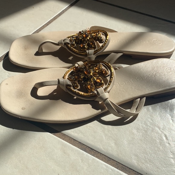 TORY BURCH beautiful medallion oringinal T tan sandal size 8.5 - Picture 3 of 5